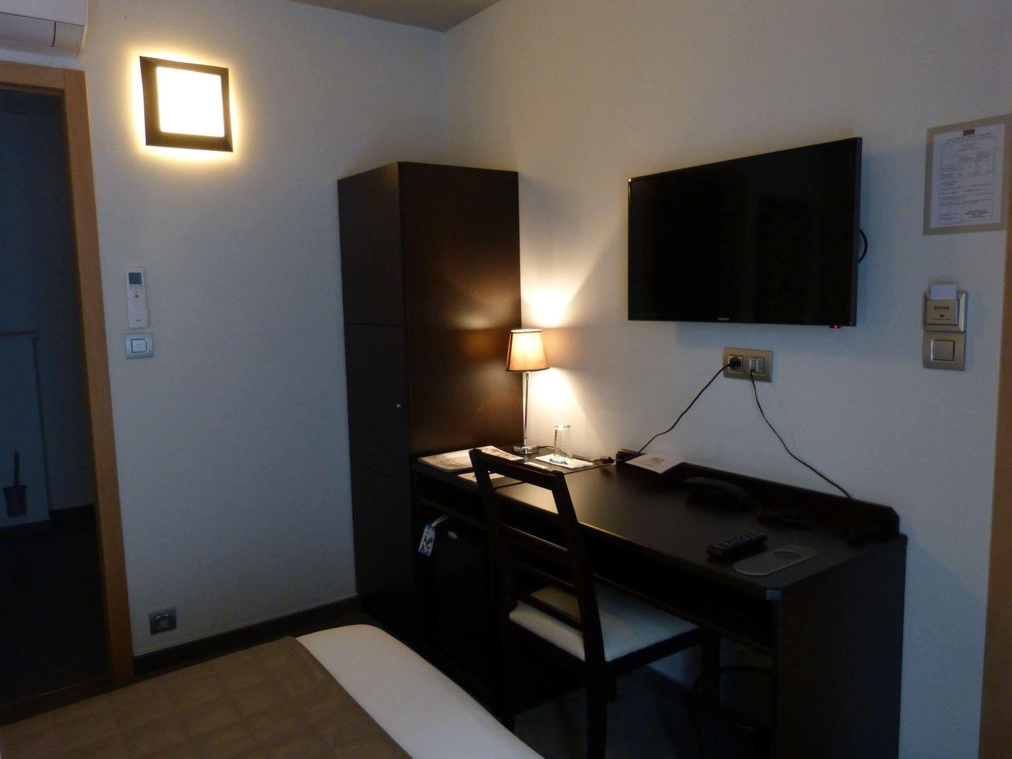 Hotel Saint Daniel Peruwelz Экстерьер фото