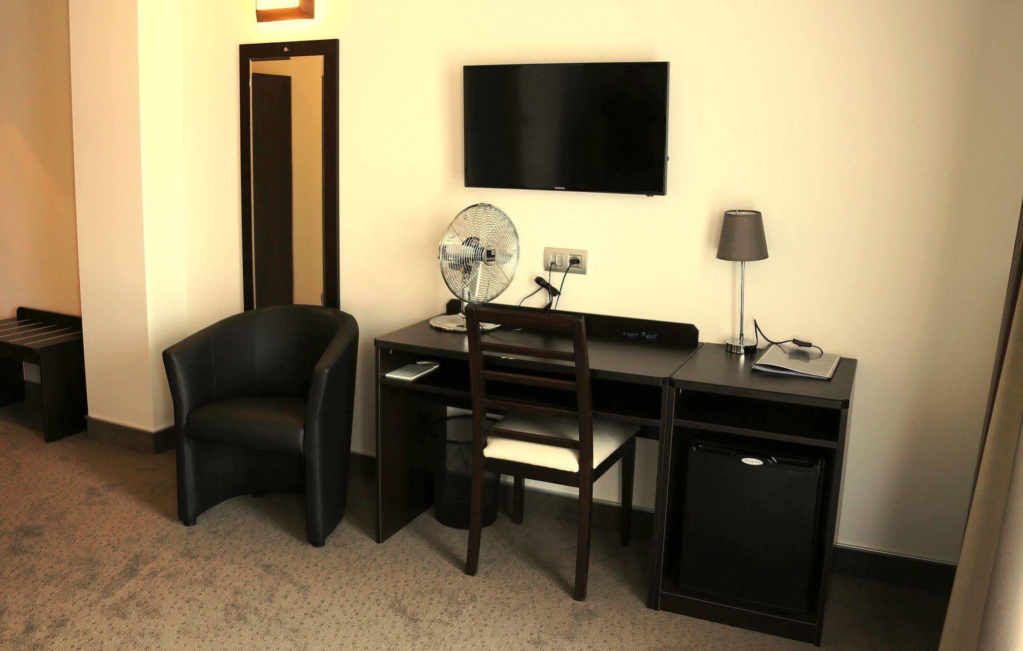 Hotel Saint Daniel Peruwelz Экстерьер фото